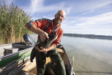 Der Reichenauer Fischer Riebel in seinem Boot